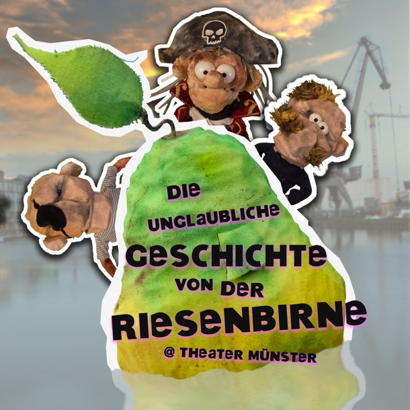 eine Riesenbirne schwimmt im Hafen von Münster, dahinter schauen drei Piratenpuppen hervor